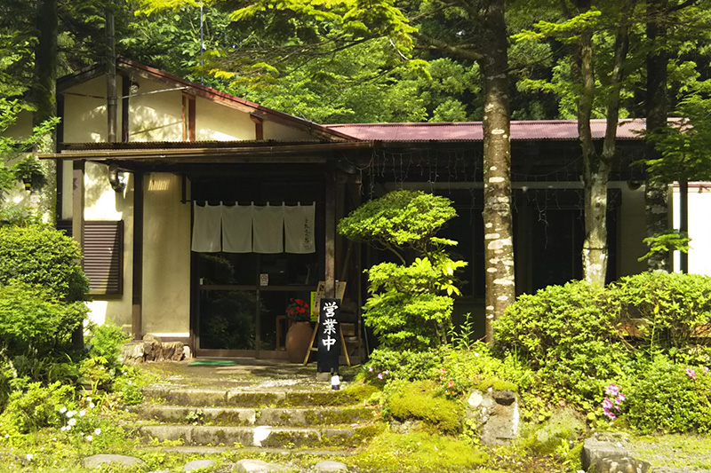 古民家風?山小屋風?だるまストーブが似合う箱根のお山の郷土料理店です