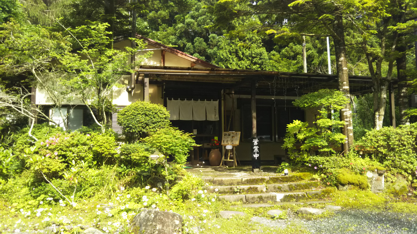 古民家風?山小屋風?だるまストーブが似合う箱根のお山の郷土料理店です